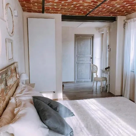 לינה וארוחת בוקר La Crusetta 4*